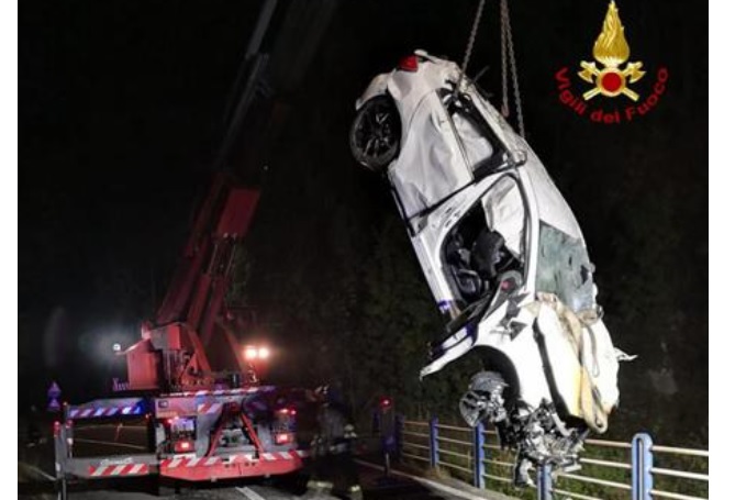 Piemonte – Tragico incidente: auto fuori strada, volo di 30 metri: muoiono a 22 e 23 anni