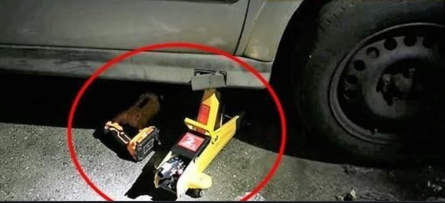 Torino – Rom staccano pezzi di un’auto parcheggiata per rubarli: un passante li fa arrestare