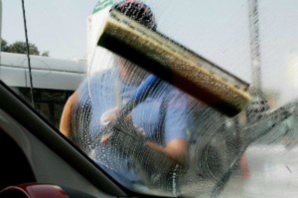 Torino – Lavavetri si scagliano contro automobilisti, minacciandoli con la spatola: scoppia la lite. Tre arresti