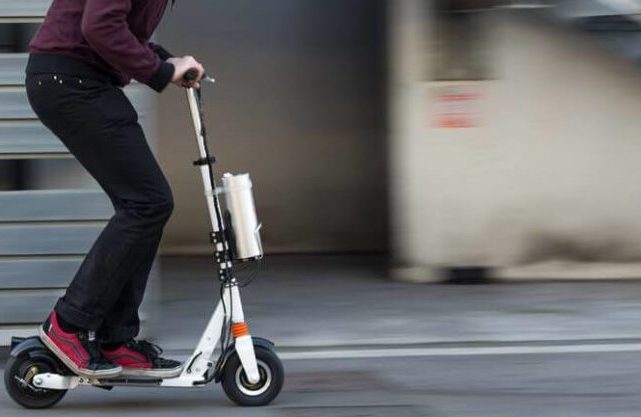 Torino – Tentato omicidio in strada: lo accoltella con un taglierino poi fugge in monopattino. Inseguito e arrestato