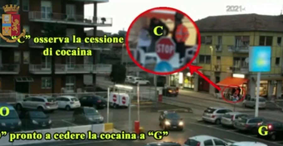 Piemonte – Nonna forza posto di blocco e finisce in un dirupo con la nipote: trasportava droga