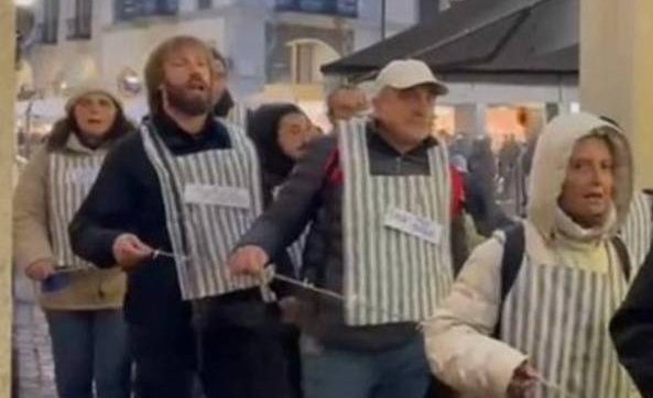 Piemonte – No Green Pass sfilano come prigionieri lager. L’Anpi replica: “La vergogna dell’ignoranza”