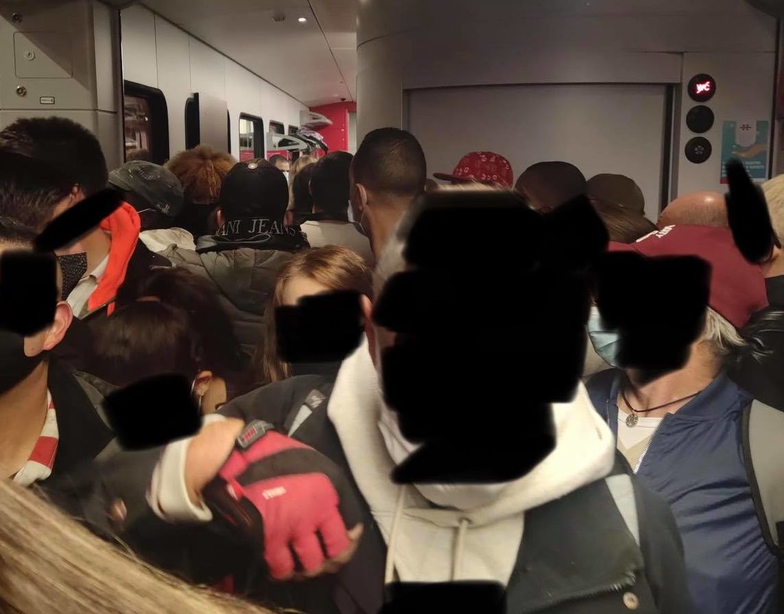 Torino – Pendolari tremendamente ammassati “Viaggiare sui treni è un disastro, altro che distanziamento”. FOTO