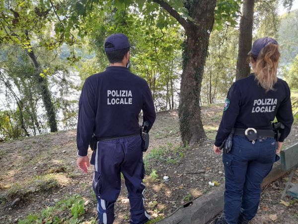 Torino – Rom rubano 1.500 euro ad un’anziana, poi fuggono a piedi e a nuoto nel Po: arrestati