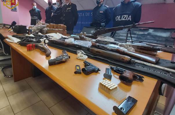 Torino – Nascondeva in casa un vero e proprio arsenale e 50 kg di droga- 31enne arrestato