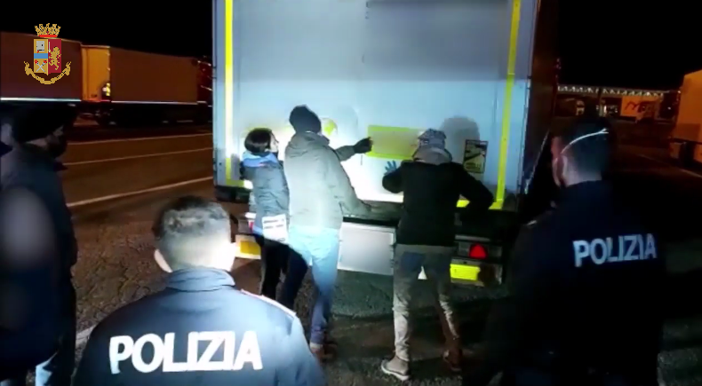 Piemonte – Fermato un uomo, trasportava clandestinamente decine di migranti sui camion. Scoperto e arrestato