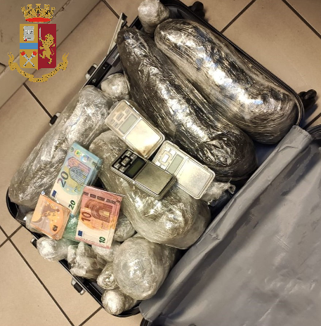 Torino – Senegalese nasconde nel controsoffitto del bagno oltre 4 kg di droga: scoperto e arrestato