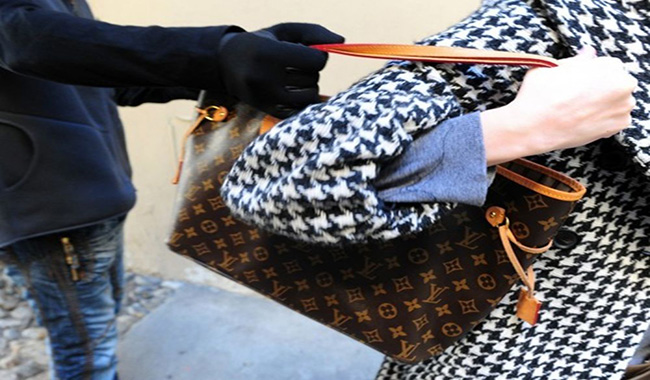 Torino – Urla in strada dopo essere stata scippata da un maghrebino. La Polizia insegue il ladro e lo arresta