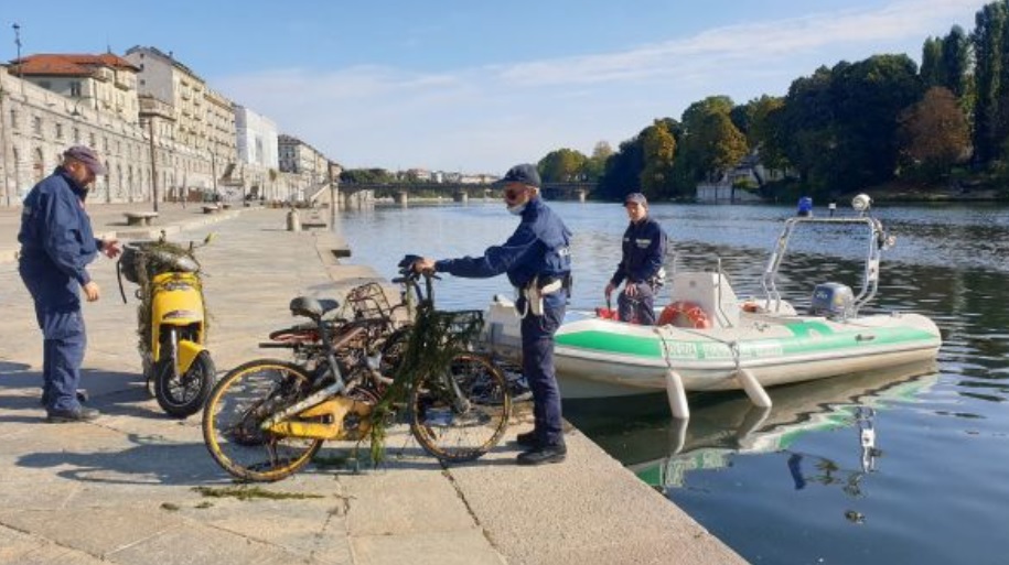 Torino, pulizia del Po – E dal fiume emerge anche uno scooter elettrico