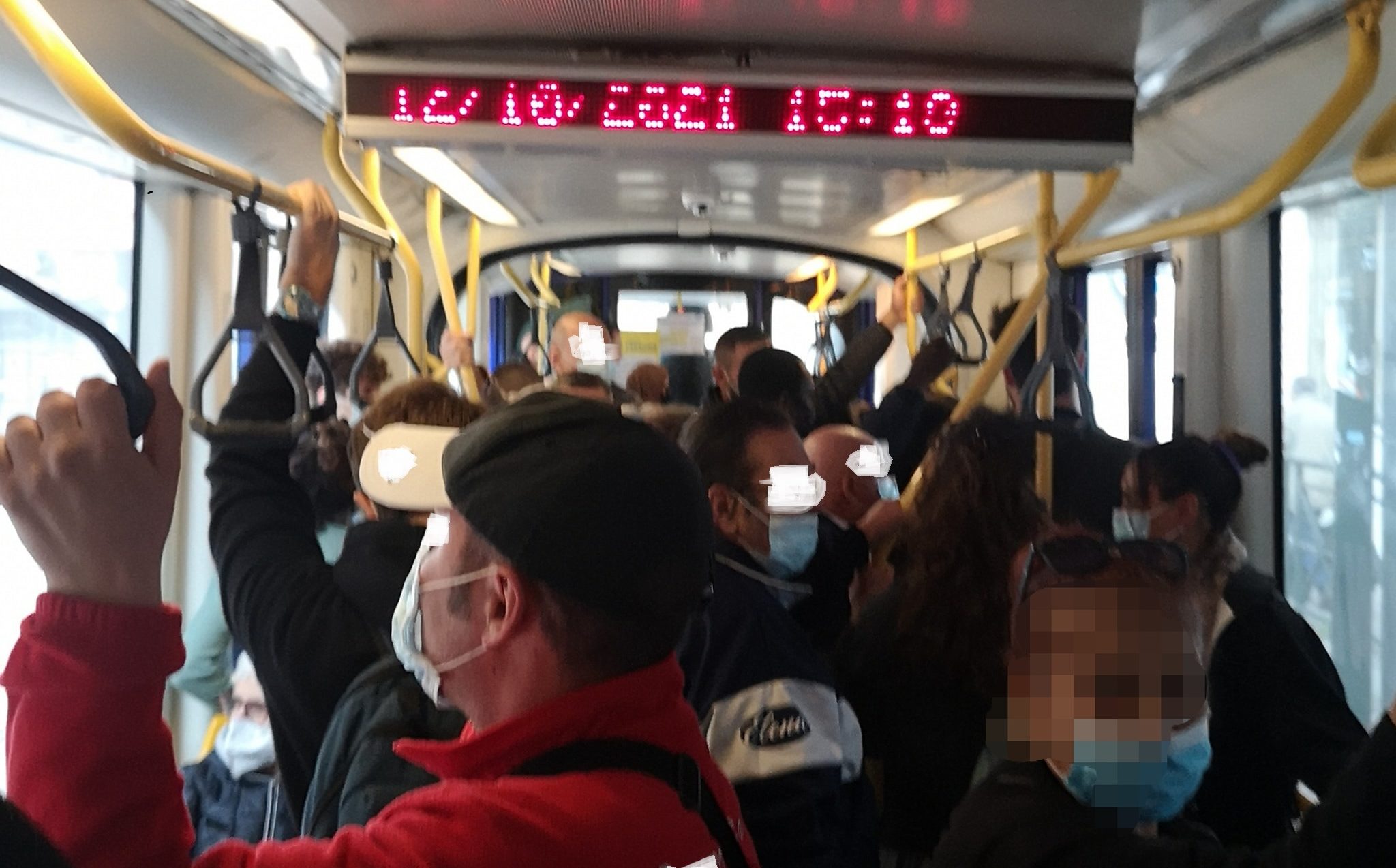 Torino – Sul tram ammassati come in carro bestiame, e sale la protesta “Poi chiedono il Green Pass”. La segnalazione