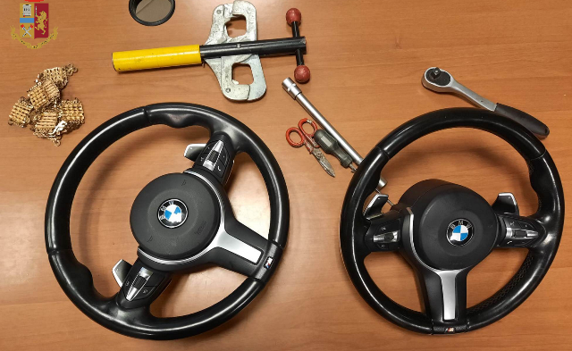 Torino – Rumeni rubano i volanti delle auto parcheggiate: inseguiti e arrestati