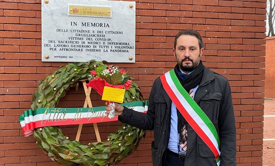 Torino – Fiori per i No Vax, alla provocazione risponde il sindaco di Grugliasco: “Li porto alle vittime Covid”
