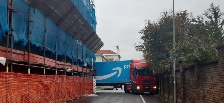 Torino – Tir Amazon resta incastrato in un ponteggio: traffico in tilt