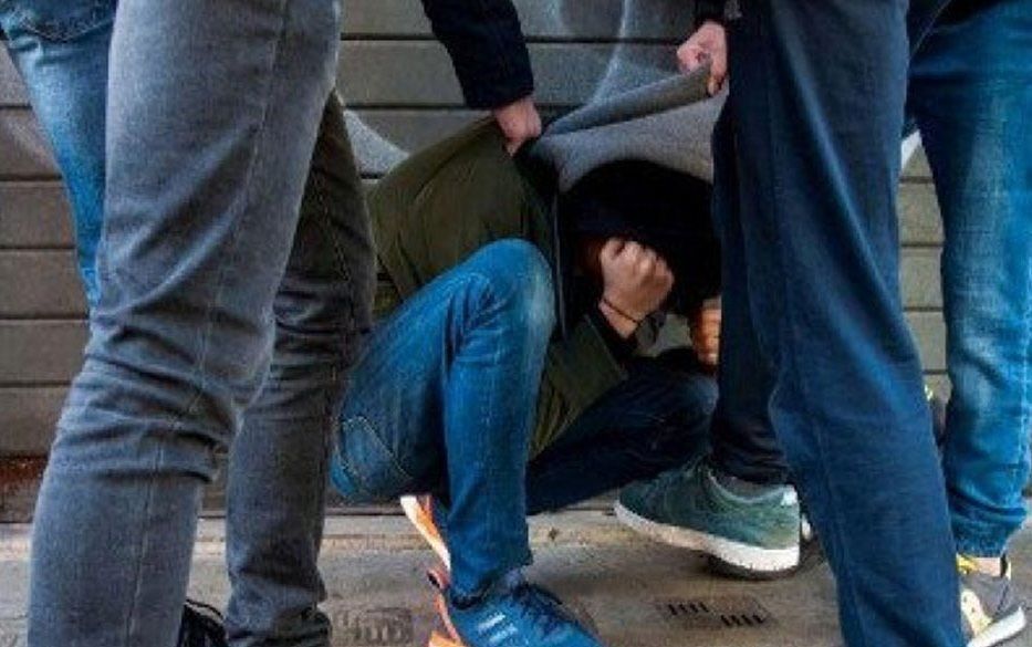 Torino – Gli urlano “frocio!” mentre passeggia in centro, poi lo colpiscono con una cinghia. Vergognosa aggressione omofoba