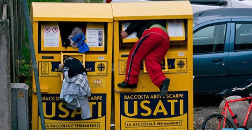 Torino – Maghrebino ruba dal cassonetto degli abiti usati. Prende scarpe e vestiti: fermato dalla Polizia