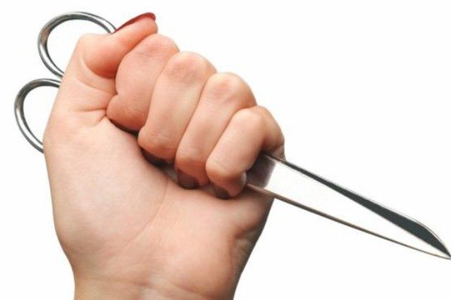 Torino – Rissa in strada in piena via Di Nanni: giovane ferito con una forbice, è grave