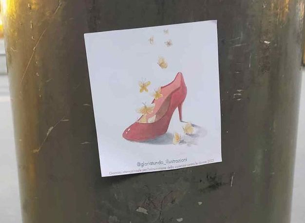 Torino – Contro la violenza sulle donne: l’illustrazione dell’artista Gloria Tundo per le vie della città FOTO