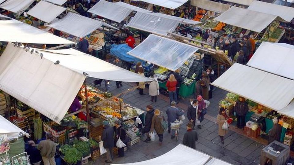 Torino – Maghrebino ruba cellullare a signora al mercato, poi chiede 200 euro di ‘riscatto’. Le amiche lo fanno arrestare