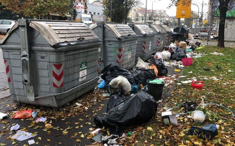 Torino sommersa dai rifiuti anche durante le Atp Finals – E aumentano i ratti: le foto dei residenti