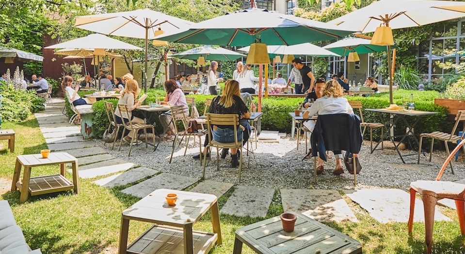 Indagine The Fork – Come cambiano le abitudini degli italiani al ristorante: “Meglio pochi piatti e molto verde”, lo studio