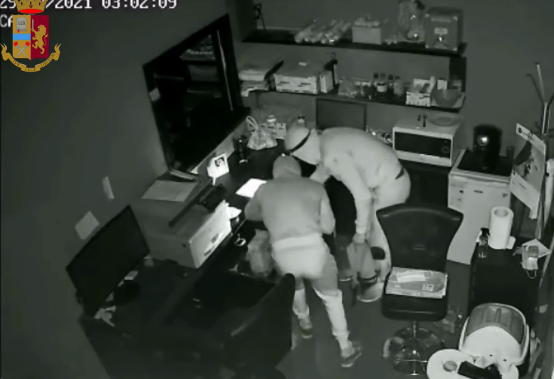 Torino – Con torce e cacciaviti si introducono nella sala slot per rubare: scoperti e arrestati