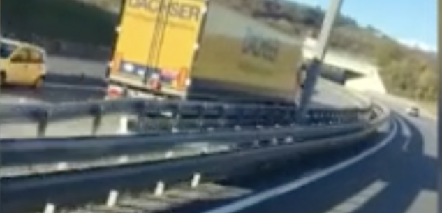 Torino – Tir viaggia contromano in autostrada. Bloccato dalla stradale, patente ritirata