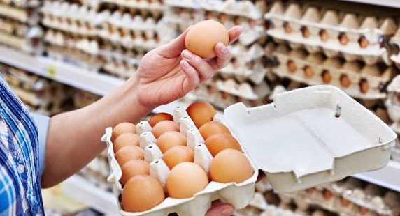 Torino – Vende uova e yogurt scaduti da mesi: chiuso market, titolare denunciata