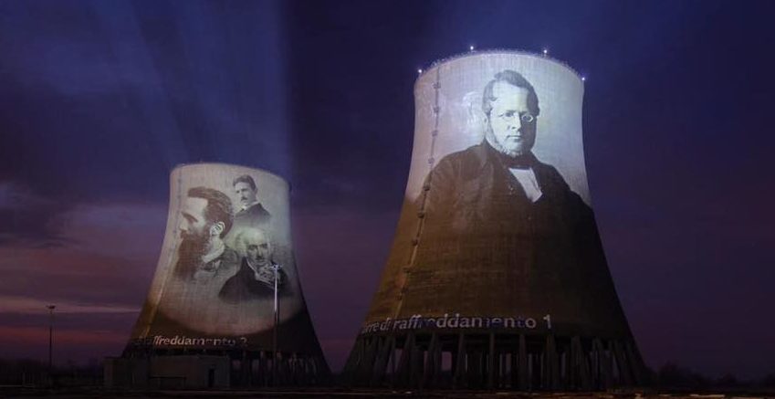 In Piemonte una speciale opera d’arte: i volti di Cavour e Tesla illuminano le torri dell’ex centrale termoelettrica FOTO