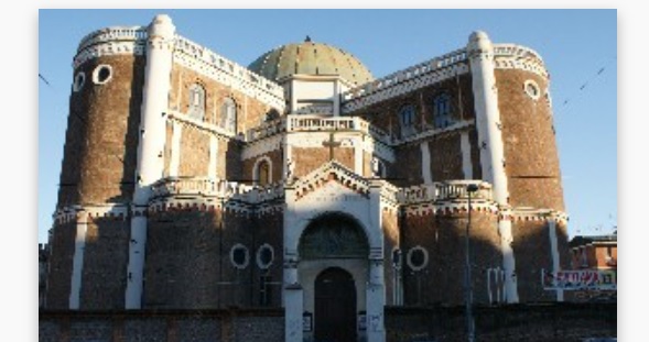 Vergogna a Torino – Assalto dei pusher contro la Chiesa di Barriera di Milano, bottigliate e animatori minacciati: “Ora aiutateci”