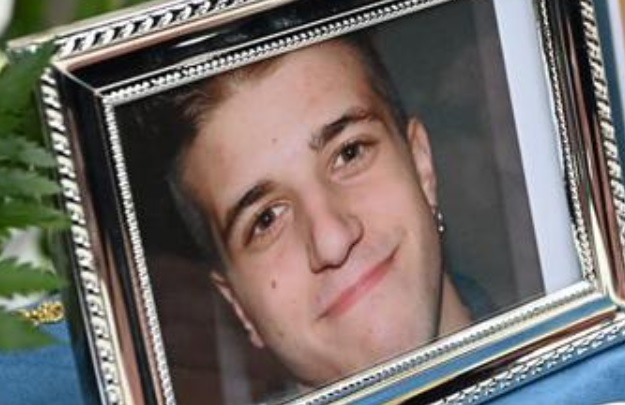 Torino – Folla ai funerali piange la morte di Filippo, operaio di 20 anni vittima del crollo della gru. Parole dure di Nosiglia