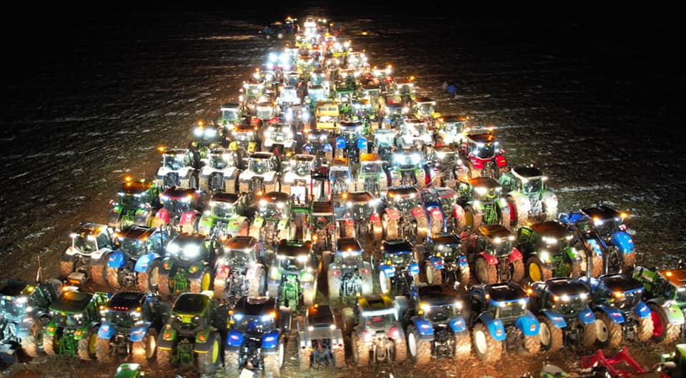 Nel Torinese l’albero di Natale spettacolare (e da Guinness dei primati). Realizzato con 100 trattori