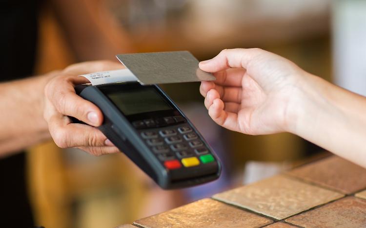 Arrivano multe per chi non accetta pagamenti con carte e bancomat – Ecco cosa cambia