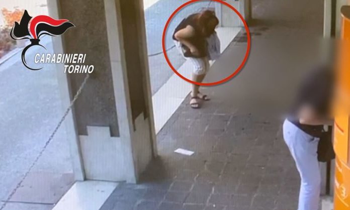 Torino – Sgominata la banda dei ‘prestigiatori del bancomat’: sostituivano e rubavano le carte dopo il prelievo