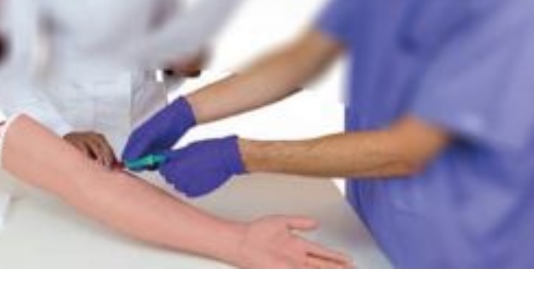 Piemonte – No Vax tenta la furbata: va a fare il vaccino con braccio di silicone. Scoperto e denunciato per truffa