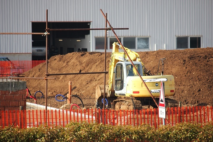 Torino – Incappucciati entrano in un cantiere e rubano i tubi del ponteggio: inseguiti e arrestati