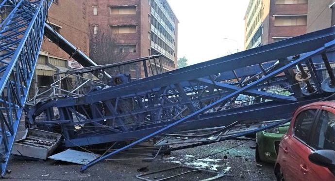 Crollo Torino – Rivelazione choc dei residenti:  “La gru poteva colpire un autobus, passato pochi secondi prima. Sarebbe stata una strage”