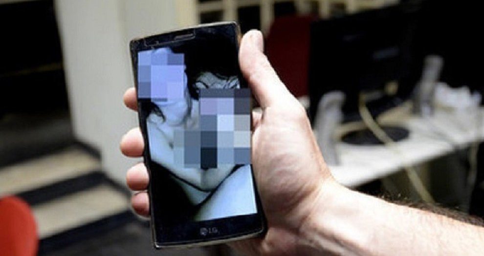 Torino – Chiede foto intime ad una minorenne e la minaccia. Scoperto dal padre e denunciato