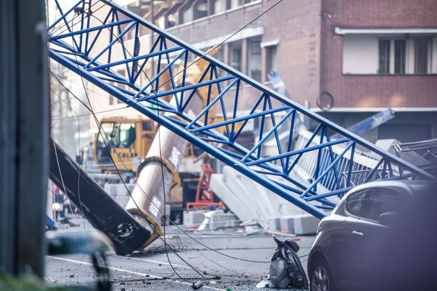 Tragedia a Torino – Gru crolla su un palazzo, si aggrava il bilancio: morti e feriti