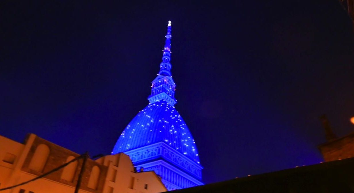 Torino – Oggi è la Giornata Internazionale delle lingue dei segni: la Mole si tinge di Blu