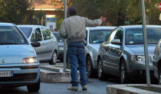 Torino – Parcheggiatore abusivo tenta di estorcere denaro a una donna. Al rifiuto la minaccia con violenza: arrestato