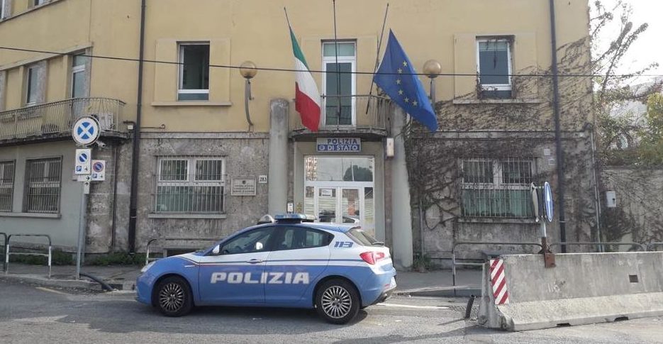 Torino – 70enne trova schermo guasto all’Asl e impazzisce: sradica il plexglass e lo lancia, poi insulta gli operatori. Denunciato