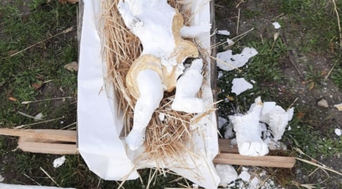 Torino – Vandali devastano il presepe della parrocchia la notte di Natale, Gesù Bambino decapitato