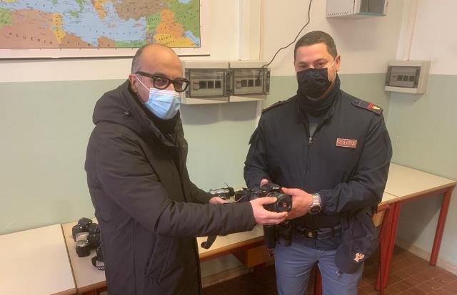 Torino-  Bel gesto della Polizia: donate numerose macchine fotografiche ad una scuola. Erano state sequestrate a gruppo criminale