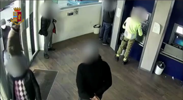 Torino – Raggirano e derubano anziana di 80 anni: colti in flagranza e arrestati