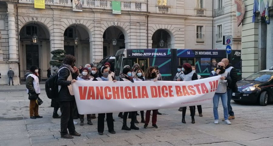 “Basta Malamovida, Vanchiglia è ormai senza regole” – La rabbia dei residenti davanti al Comune