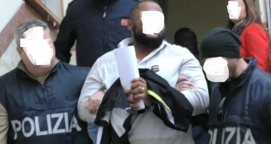 Torino – I vicini danno l’allarme “Si spaccia crack”, due gabonesi arrestati nello stesso palazzo