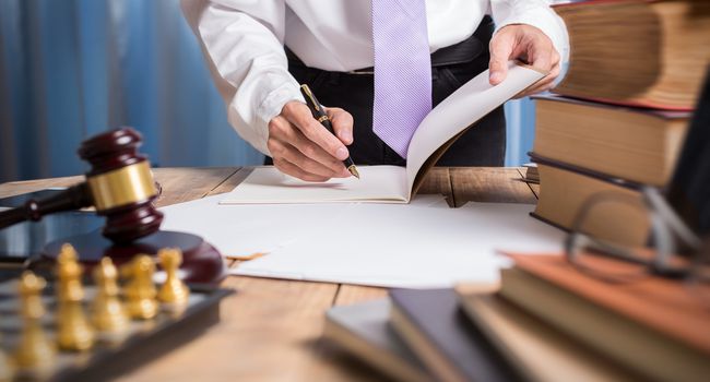 L’avvocato non può trattenere gli atti di causa, nemmeno per il pagamento dei propri compensi – La sentenza