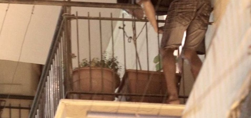 Torino – Si appende alla ringhiera di un balcone in Borgo Filadelfia e minaccia di uccidersi – Salvato dalla Municipale