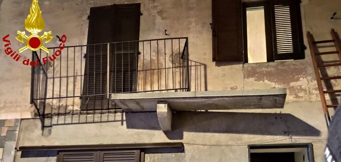 Paura nel Torinese – Mezzo pesante si porta via un pezzo di balcone nel centro abitato, poi fugge.