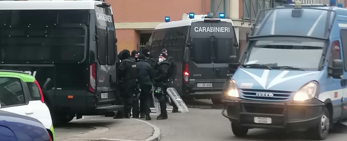 Torino – Blitz all’alba, sgomberata palazzina occupata dagli anarchici. Alessi “Grazie alle Forze dell’Ordine”